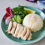 。。カオマンガイを作りました。暑くなってくると食べたくなる大好きなメニューです✨。いつもより鶏肉がしっとり出来上がってうれしい🎵。醤油とガーリックなど合わせたタレをかけ&hellip;のInstagram画像