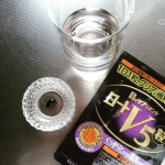 ロート製薬のロートV5（粒）は、見る力の維持をサポートしてくれるサプリメントです🎶すっかり老眼が入っている私としては、目の健康も気になりますし、1日1粒でクリアな視界を保てるのはすごいことだと思っ&hellip;のInstagram画像