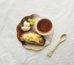 *バタバタ期間が続いていて最近のわたしのお昼ごはんはなにも作れずこんな感じ。 パンはトリュフベーカリーのじゃがいものタルティーヌ。@trufflebakery トリ&hellip;のInstagram画像