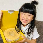 ♡八天堂　バームクーヘン♡くりーむパンで人気の八天堂さんのバウムクーヘン、真ん中の空洞が♡になっててめっちゃ可愛い‼️娘も大喜びでとびきりの笑顔が出ていました💯今回はクリーム3&hellip;のInstagram画像