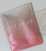 NEEDROP  マイクロニードル化粧品シートを剥がして、#目元に貼ります。シートの上から軽く押さえて血行を促進させると良いとのことだったので、その通りに多少チクチク感があるだけで痛く&hellip;のInstagram画像