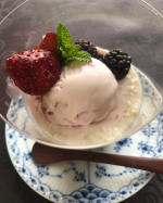 ＊オーツミルクとオートミールを使ったパフェ風デザート世間ではいちごのシーズンは終わりかな？と思いますが、我が家はまだまだいちご　ブラックベリー　マルベリーとベリーの時期が続いていま&hellip;のInstagram画像