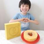 手でハート作って❤ってお願いしてみたけどこれが限界でした😂親指が前に出ない❗ハートじゃなくてメガネみたいになっちゃう👓でも頑張った頑張った😊笑八天堂のハート型のバームクーヘンをいた&hellip;のInstagram画像