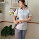 .お仕事コーデ💻✧*暑くなってきて半袖に✨このニッセンの半袖シャツはとにかく身体のラインが綺麗に見えてボタンの間から下着が見えることないように裏側にもボタンが付いてます👌二の腕も少し&hellip;のInstagram画像