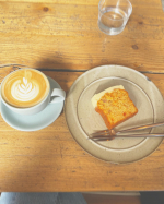 ＊二足歩行☕︎いつかのフラットホワイトとキャロットケーキ🥕＊ここのパンいろいろ食べてきたけど、ハズレがなくどれも美味しい幸せ💟キャロットケーキは生姜が入っていて、甘すぎず、濃いめの&hellip;のInstagram画像