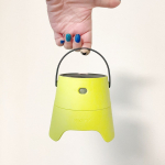 これ何でしょう？..この小さなバケツのようなもの、実は屋外用の蚊よけグッズ。．40㎡の範囲を蚊除けバリアで覆ってくれる。30秒に一回、プシュっと薬剤が上向きに散布されます。（2&hellip;のInstagram画像