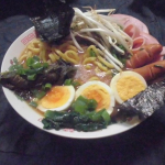 休日、お昼、家族がみんな、揃ったので、太麺味噌ラーメンを作りました。家庭菜園のネギ、小松菜、ほうれん草、それに　少し厚めのロースハム、挽きたてスパイス使用のあらびきポークウィンナー、海苔、もやし、&hellip;のInstagram画像