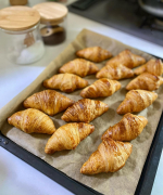 とってもいい天気なので、息子が大好きなクロワッサン🥐を持ってじゃがいも堀りへ☀️大根やイチゴ🍓もたくさん❣️いつも美味しい野菜をありがとう👨&zwj;🌾#じゃがいも掘り体験 #じゃがいも収&hellip;のInstagram画像