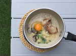 天気が良いので、自宅の庭で料理。キンレイのお水がいらないシリーズ、博多豚骨ラーメン。生卵を落としていただきます。本格的な味で、とっても美味しいです💕#PR #キンレイ #キンレイのある食卓 &hellip;のInstagram画像