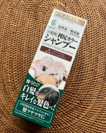 白髪用利尻カラーシャンプー！少しずつぼかすように白毛が染まっていく感じ！香りがキツくなくてまいにちシャンプーがわりに使ってます。わたしはまばら白髪なので、コレがちょうどいいかも&hellip;のInstagram画像