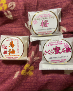 食べられるほどやさしい池田さんの石けん♪25g3種しっとりセット 馬油石鹸・桜石鹸・さくら蜜石鹸の3種類です。泡立てネットはもうちょっとどうにかならんかったんかな？って思いました（&acute;-`）.｡&hellip;のInstagram画像