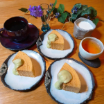 ☕おうちカフェ☕先週のおうちカフェですが、八天堂様のバウムクーヘンに抹茶クリーム添えました！しっとりバウムによく合いました！チョコやカスタードも食べるの楽しみです😋もう一つは実家に&hellip;のInstagram画像