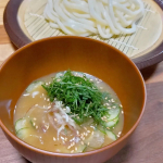 正田醤油の冷汁うどんつゆ優秀！常温ストックできるストレートつゆだから食べたくなったら冷やすだけ。あとは流水タイプのチルドうどんでも用意すればすぐ完成。これなら暑くてしんどくても作れる・食べれる。&hellip;のInstagram画像