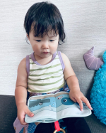 ✐☡✐☡✐☡✐☡先日のいただきもの。水で遊べる布絵本です🐟イラストが描いてあって、即興でストーリーをつけて娘に読ませるともう1回読んで〜とリクエスト。布好きの娘はちゅっちゅ&hellip;のInstagram画像