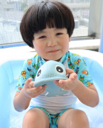 🐳🐳🐳・我が家に新しいおもちゃが仲間入り☺️✨・@donebydeer_japan samaのバスタイムアクティビティトイで、今日はプール遊びしたよ👦👶💕・大きな瞳が可愛い😍&hellip;のInstagram画像