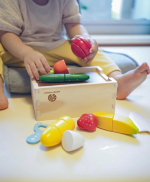 🍓　今日の午前中はおままごと遊びを🤍⚡︎　セットのboxをひっくり返すとお野菜が落ちていかなくていいみたい🥕♡包丁は上手くまだ使えないけど、手で千切って遊ん&hellip;のInstagram画像