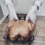 ...私が握っておりますのは、、..&Prime;千成亭風土&Prime;の国産若鶏お肉屋さんが秘伝のタレで焼いた丸焼きローストチキンです！！..二枚目に盛り付けの写真を載せてみましたが、&hellip;のInstagram画像