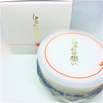 今回ご紹介するのは、4月28日に発売したばかりの「心と肌が潤い輝く幸せジェル しあわせ想い」です。この「しあわせ想い」は、幸せのシンボルである四つ葉のクローバーから作られた成分を配合するオールイン&hellip;のInstagram画像