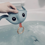 またまたダンバイディア@donebydeer_japan クラゲさんの登場𓇼...娘たちは相変わらずクラゲさんと遊んでいま〜す𓈒 𓏸 𓐍..このおもちゃはウェットス&hellip;のInstagram画像