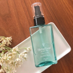 ハーバルリーフヘアオイルから夏に使いたくなるクリアサボンの香りが登場ハーバルリーフヘアオイルはヘアオイルでは珍しいビタミンC誘導体が配合され痛んだ髪を集中補正しキューティクルの乱れを改善し&hellip;のInstagram画像