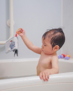 .　お風呂場♨︎　　お風呂場おもちゃは◻︎スリコのお絵描きシート◻︎𝟷𝟶𝟶均一のくじらとあひるの人形☑︎ 𝙳𝚘𝚗𝚎 𝚋𝚢 𝚍𝚎𝚊𝚛のバスタイムブックシー&hellip;のInstagram画像