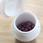 カルシウムグミ、続けています✨１日6粒なのですが、美味しくてもっと食べたくなってしまいます😃周りがカリカリしていてブドウの味が美味しいです！成長期のおやつにぴったりなので、他の味も検討&hellip;のInstagram画像