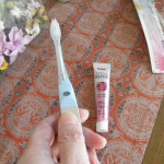 アイオニックビューティジェル10gとキスユー極細コンパクト本体ふつうをお試しさせて頂いています💛アイオニックビューティジェルとキスユー極細コンパクトの歯ブラシは相性が良いので、歯や歯茎などの口&hellip;のInstagram画像