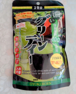 .玉露園濃いグリーンティー.ふんわりパウダーはしっかり茶葉の良い香りがします。濃いめのティーが好きなので気持ち多めの粉にミネラルウォーターを注ぎ、カップにイン&hearts;.今日は持ち歩き&hellip;のInstagram画像