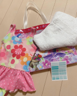 本格的な夏に向けて暑くなってきましたね🥵娘も園で水遊びしたりしてます☀️スイミングにも行かせようかな？と思ってます。濡れるプールバッグや長靴の名前つけどうしてますか？湾曲してる部分があると特に書&hellip;のInstagram画像