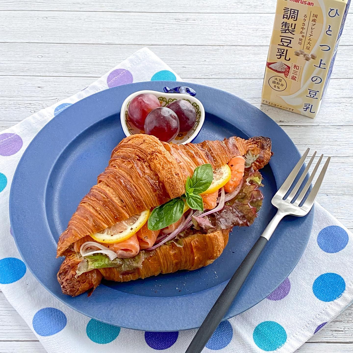 口コミ投稿：。🥐クロワッサンサンド#クロワッサン にレタス、紫たまねぎ#サーモン とレモンとバジ…