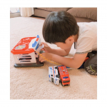 .今日はプールしてからのんびりお部屋遊び🚒レスキューステーションで出動ごっこしていろんなお友達助けたと思ったらやっぱり&hellip;&hellip;歌うよね🤣しかも謎にケロロ軍曹🐸🐸🐸モニターを&hellip;のInstagram画像