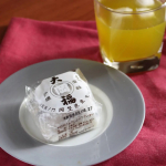 お店の豆大福。産後の実母の来訪を終え、家族5人の生活が始まりました。不安しかないよ！！！（笑）私も赤ちゃんひとりのワンオペ育児はずいぶん慣れたものなので、子どもたちが学校・園に行っ&hellip;のInstagram画像