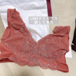 LUNAナイトブラ試して見た💕エアリーオレンジというカラーになります🧡鈴木奈々さんが愛用中とのこと！AAA〜Cカップの小胸さん専用設計で厚みのあるブラカップがついてました！取り外しできるの&hellip;のInstagram画像