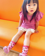 シンプルだから着回しやすい、選べる♪デザイントップスを着てみたよー❣️袖のフリルが可愛らしい♡女の子らしいデザインが好きな娘は、雨の日にも関わらずご機嫌でお出かけしてくれました👚保育園にも安心&hellip;のInstagram画像