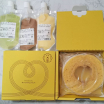 八天堂さまより、バームクーヘン2箱(1箱税込1,944円 送料別)＆とろけるくりーむ（カスタードくりーむ、抹茶くりーむ、チョコレートくりーむ)を頂きました🥺💕.ハートが描かれた黄色のかわいい箱&hellip;のInstagram画像