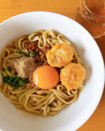 ♪キンレイさんの麺屋はなび　元祖台湾まぜそばをいただきました🙌🏽💕レンジで５分でお店の味がいただけちゃいます🤍卵黄と、冷凍の唐揚げもチンしてトッピング✌🏽そのままだと結構辛いですが&hellip;のInstagram画像