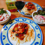 🍝おうちランチ🍝先週のランチですが、キアーラ有機カットトマトを使ってパスタランチ🍅ズッキーニ、しめじ、鶏もも肉、バジルの具材でトマトソースを作りました！　フィットチーネが好きなので&hellip;のInstagram画像