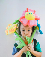 .ファンキーフラワー顔傷だらけですが勘弁下さいお花が大好きな娘ぬいぐるみも大好きな娘そんな子にピッタリなおもちゃを見つけましためっちゃカラフルで大きくて映えます先日これを花束にし&hellip;のInstagram画像