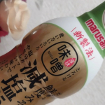 マルサンアイの「だし香る鮮度みそ　減塩あわせ　410g」でお味噌汁作りました😃塩分カットで程よい優しい味✨分量が分かりやすく溶けやすい✌️液だれしないボトルも魅力的です😊炒めもの&hellip;のInstagram画像