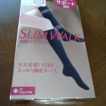 着圧ソックスだから履くのは少し大変だけど、程よい着圧感で気持ち良い！安いやつだと履き口がきつくて跡がつくけど、スリムウォークはそんな事ありません。#PR #ピップ株式会社 #スリムウォーク #S&hellip;のInstagram画像