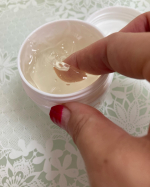 ペアダンスのリーダー様が小顔なので、わたしも負けてはいられませぬ。練習着を新調したとき、自分のフェイスラインネックラインを見て呆然。現在ハッピーマッサージ中。グーの手でジェルを&hellip;のInstagram画像