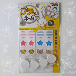 プチッとネームを使って娘の保育園グッズに名前を付けました😍💓💓.白い靴に白いタグでスッキリな見た目でgood🍒裏面には目を描いて大好きなベイマックスに(●ー●).保育園の大量の靴箱&hellip;のInstagram画像