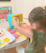 お手伝いとは？ここ最近、私が夕飯の支度をしているとお手伝いしたーい。と次女が近づいてくる。卵が上手に割れるようになった事が相当嬉しかったようで、他の事（包丁など）もやりたがるので、&hellip;のInstagram画像