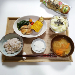 ♡【マルサンアイ だし香る鮮度みそ 減塩あわせ】塩分カットで優しい味のお味噌汁に🌿だけど、味が薄いとかはなくほっこり美味しいお味噌汁でした🥄そしてボトルに入った液状タイプは&hellip;のInstagram画像