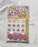 プチッとネーム.&deg;ʚɞ&deg;. .&deg;ʚɞ&deg;. .&deg;ʚɞ&deg;. .&deg;ʚɞ&deg;. .&deg;ʚɞ&deg;.⁡取り付け簡単！プチッとはめるだけ！普段は可愛いシール、くるっと裏返せば名前が書けるのがとても便利😊&hellip;のInstagram画像