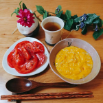 🎃🍅🌽おうちランチ🌽🍅🎃もち麦のポタージュ粥かぼちゃスープ仕立てのランチ冷やしてもそのままでも、温めても！1食100kalなのもうれしいです！もち麦が入っているので、ぷちぷち感&hellip;のInstagram画像