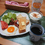 .#トースト に #目玉焼き #ベーコン #サラダ #ブラックコーヒー #自家製カスピ海ヨーグルト定番の #おうちモーニング ☕#ヨーグルト には #シナモンパウダー と #オリゴ糖今ま&hellip;のInstagram画像