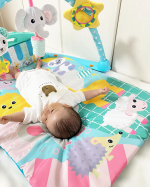 🧸💛⁡ベビージムをお楽しみ中の👶🏻🔺🔸⁡上についている3つのおもちゃを目で追ったり、音が出るピアノをキックしたり(まぐれで当たっているだけだけど🤣)しています💓⁡振るとカラカラ&hellip;のInstagram画像