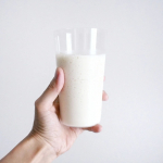 *土日は娘とたくさん遊んで体力もってかれました。朝保育園送りに行っただけで暑くて疲れちゃった。暑いのでスムージー。グラビオラとパインのスムージーです。グラビ&hellip;のInstagram画像