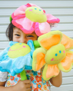 .花と花初めてお迎えしたお花のぬいぐるみ動物のぬいぐるみは多いですが意外とお花のぬいぐるみって少ないのかな？外で着けて遊んで散歩中のご近所さんに挨拶したりしてよっぽど嬉しかったんで&hellip;のInstagram画像